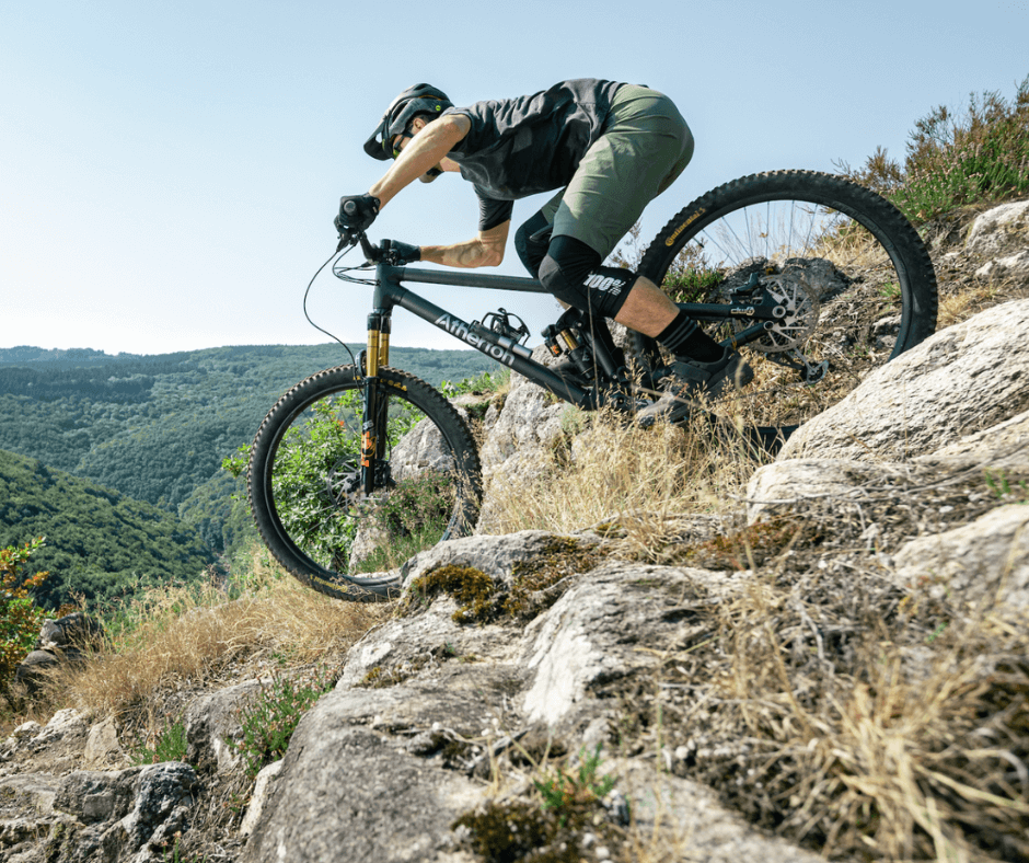 A UNIQUE AND UNCLASSIFIABLE BIKE! VTT MAGAZINE