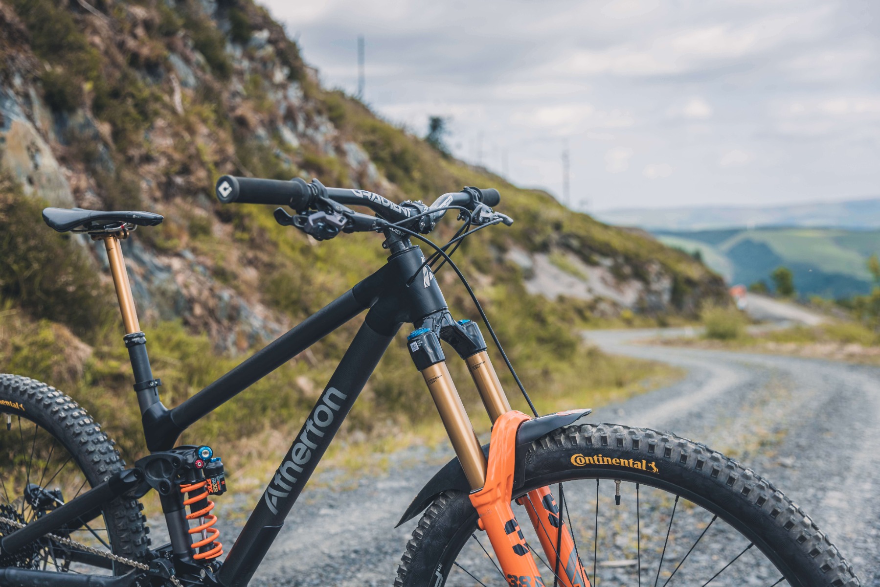 STRAIGHT THROUGH SEAT POST